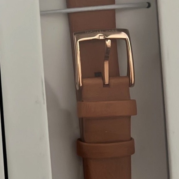 NWT…Michael Kors Apple Watch leather bands. - Picture 8 of 8
